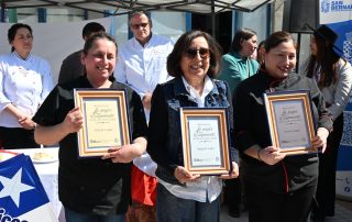 Verónica Muñoz recibe el reconocimiento por ganar el Concurso de la Mejor Empanada de San Bernardo 2026