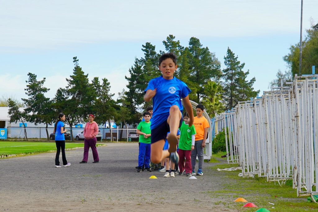 Taller de atletismo San Bernardo para niñas, niños y jóvenes en el Estadio Municipal Alcalde Luis Navarro Avilés.