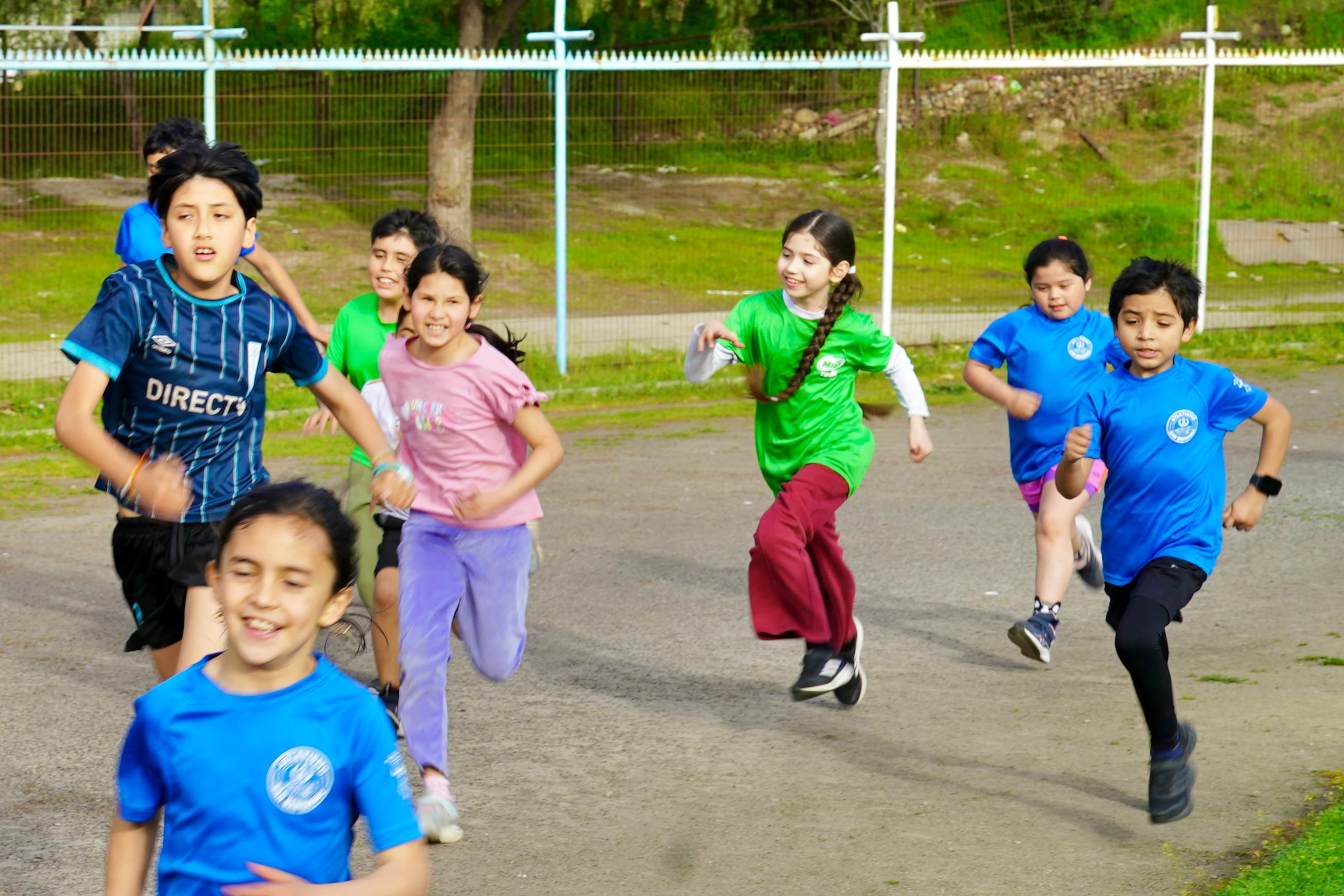 Taller de atletismo San Bernardo para niñas, niños y jóvenes en el Estadio Municipal Alcalde Luis Navarro Avilés.