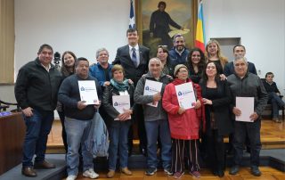 Autoridades municipales, representantes de Bienes Nacionales y dirigentes vecinales durante la aprobación del convenio para regularizar terrenos en San Bernardo.