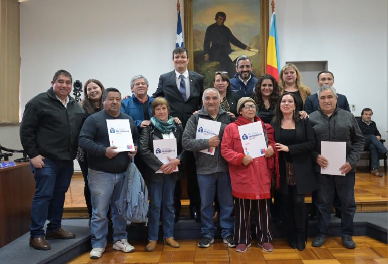 Autoridades municipales, representantes de Bienes Nacionales y dirigentes vecinales durante la aprobación del convenio para regularizar terrenos en San Bernardo.