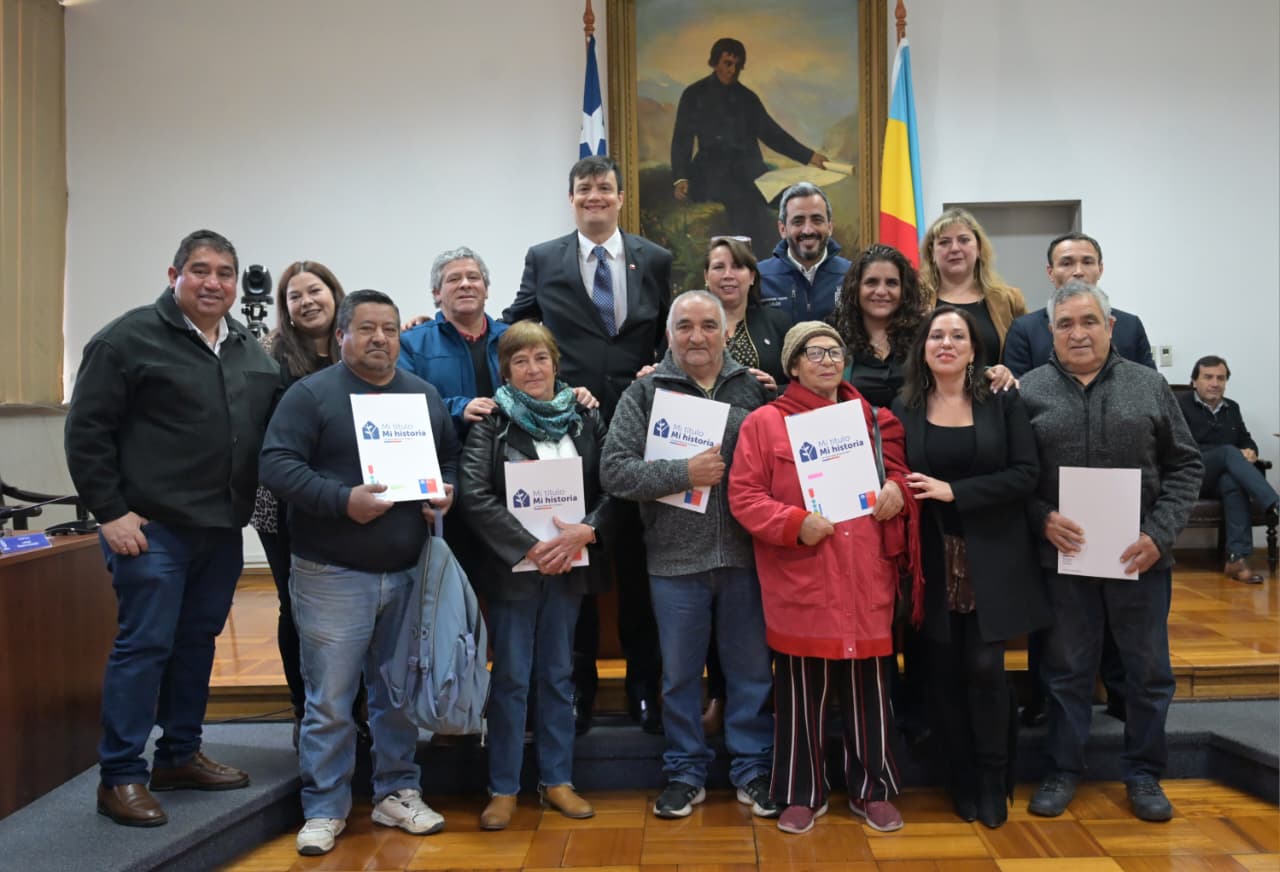 Autoridades municipales, representantes de Bienes Nacionales y dirigentes vecinales durante la aprobación del convenio para regularizar terrenos en San Bernardo.
