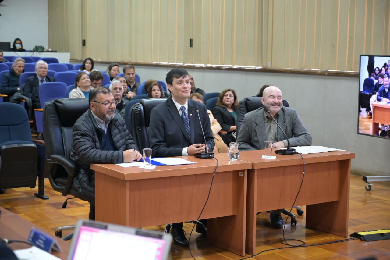 Autoridades municipales, representantes de Bienes Nacionales y dirigentes vecinales durante la aprobación del convenio para regularizar terrenos en San Bernardo.