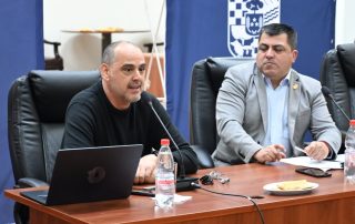 Dirigentes sociales participan en charla sobre seguridad y crimen organizado en San Bernardo.