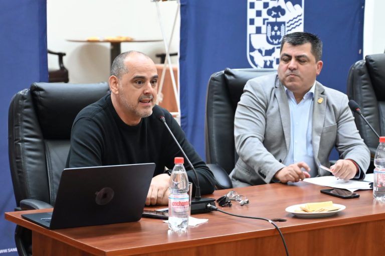 Dirigentes sociales participan en charla sobre seguridad y crimen organizado en San Bernardo.