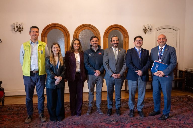 Alcalde de San Bernardo y autoridades de Renca y Vitacura se reúnen en La Moneda para analizar el costo de las notificaciones de infracciones de autopistas.