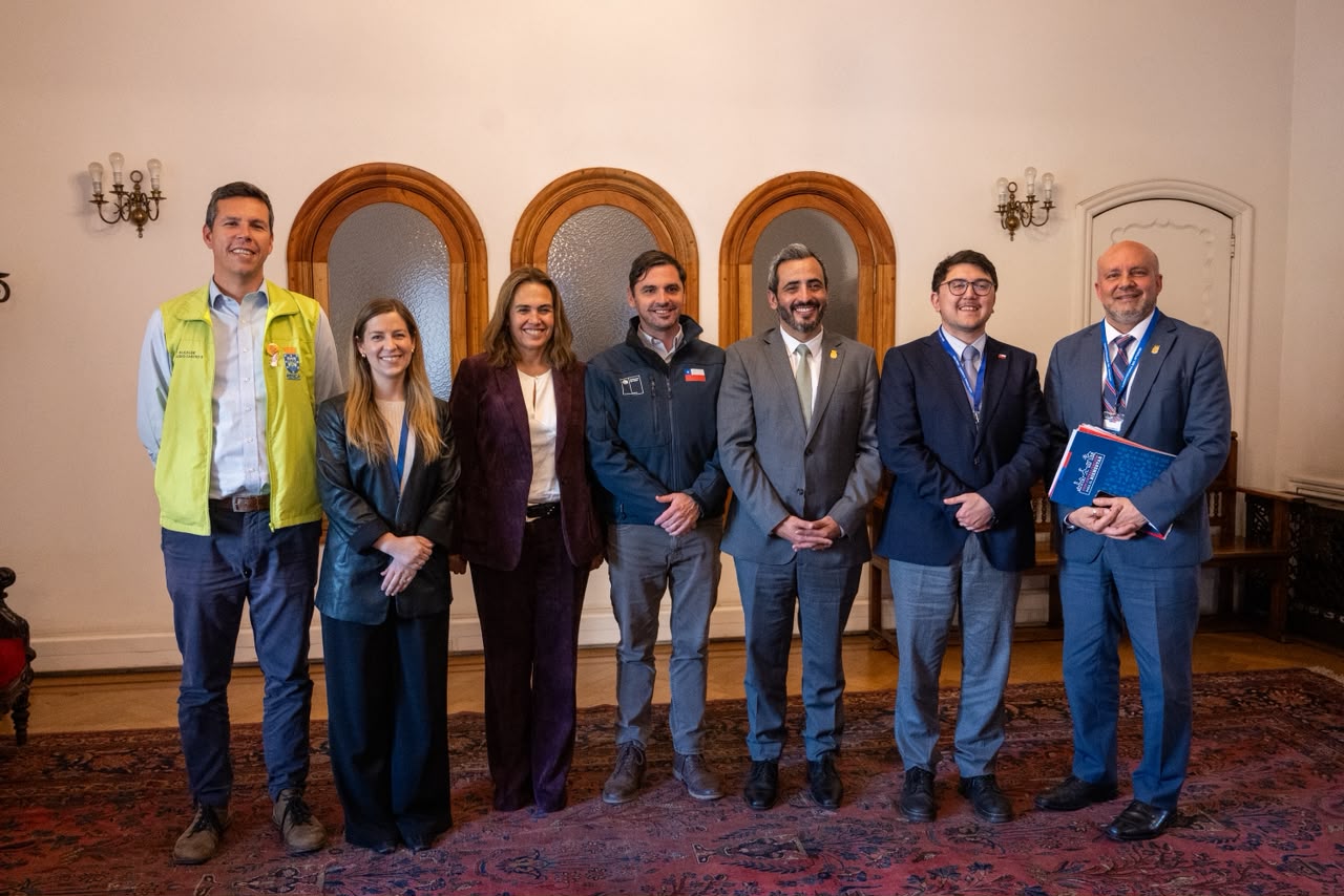Reunión en La Moneda para reducir costos municipales Alcalde de San Bernardo y autoridades de Renca y Vitacura se reúnen en La Moneda para analizar el costo de las notificaciones de infracciones de autopistas.