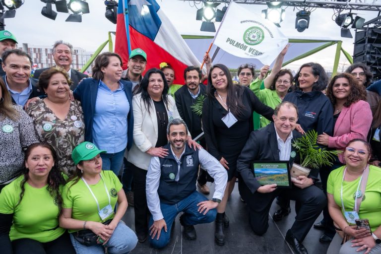 Autoridades comunales, ministeriales y dirigentas vecinales en la firma del compromiso para el Parque Pulmón Verde en San Bernardo.