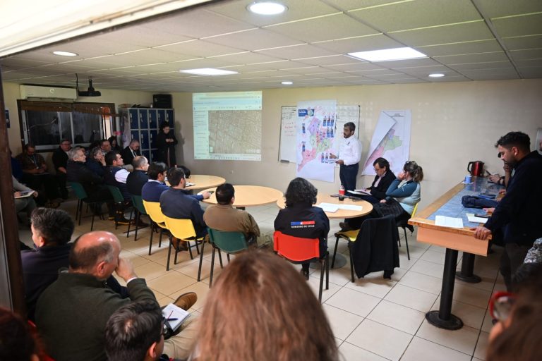 Equipos municipales participan en el COGRID de San Bernardo para coordinar la respuesta ante la emergencia por lluvias.