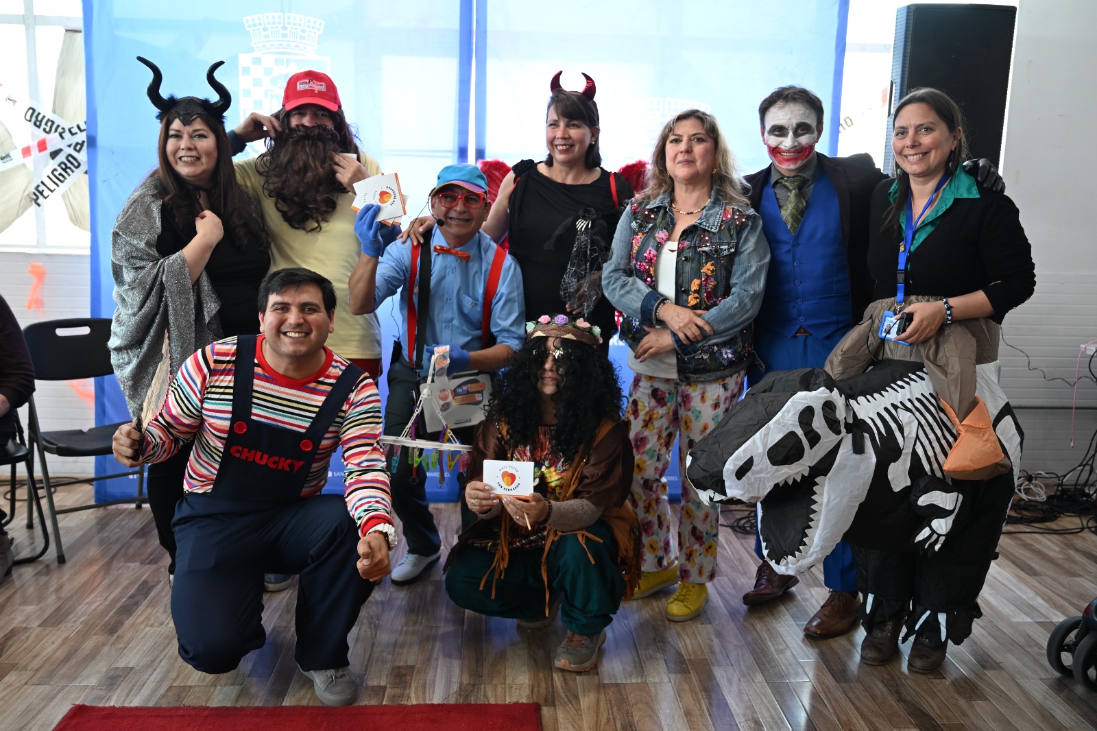 Personas mayores participan en la celebración Halloween Mayor 2026 en San Bernardo.